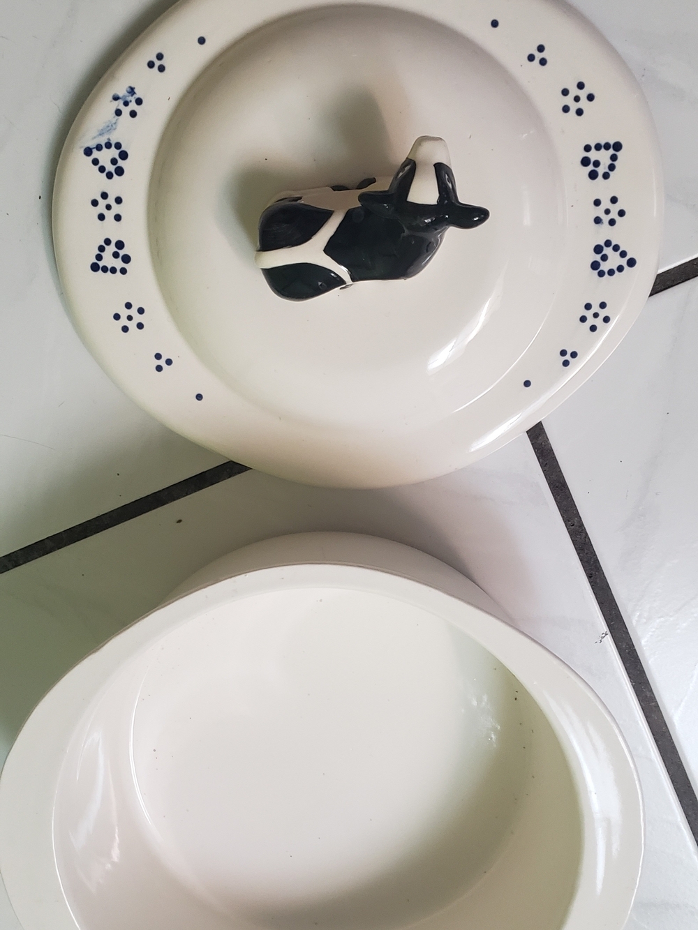 Like new 8 inches country casserole dish with cow handle lid